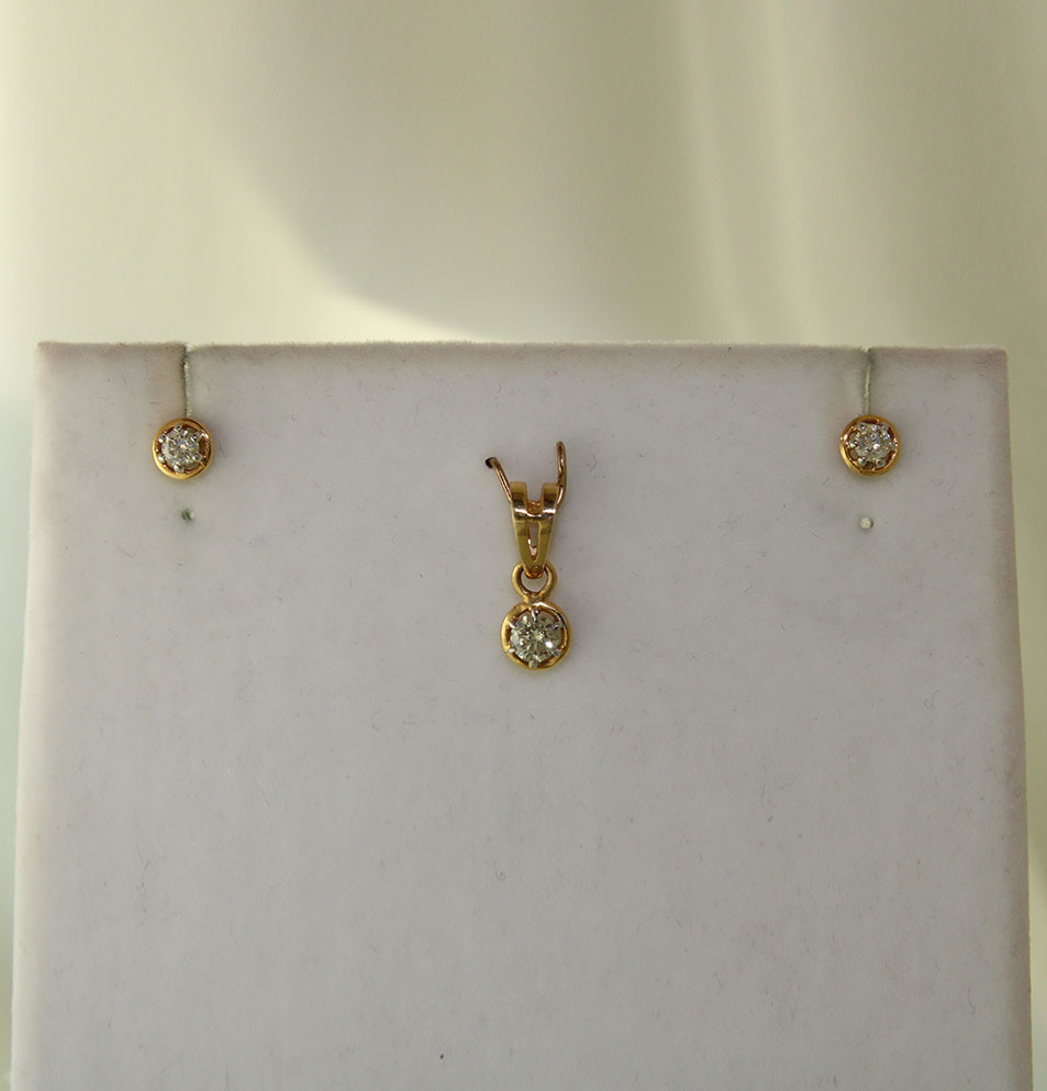 single-diamond-petite-pendant-set